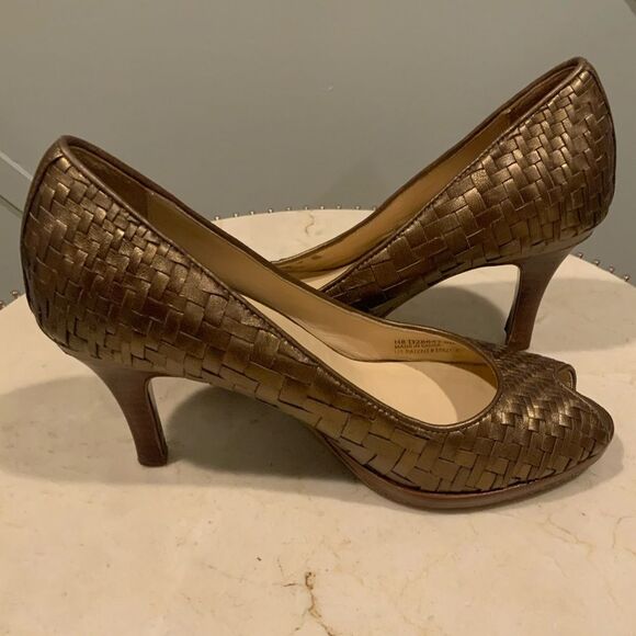 Cole Haan Gold Heeled Metallic Woven Leather Peep Toe Woman’s Pumps Size 6 - Picture 4 of 11